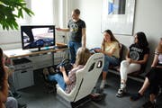 An diesem Fahrsimulator erkannten die Schüler die Gefahren verschiedener Ablenkungen während des Autofahrens. (Bild: Emilie Jörgensen)
