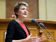 Erfolg für Bundesrätin Simonetta Sommaruga: Der Nationalrat will mehr Frauen in Geschäftsleitungen und Verwaltungsräte grosser Unternehmen. (Bild: KEYSTONE/ANTHONY ANEX)