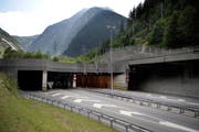 Das Nordportal des Gotthardstrasstentunnels. (Bild: Pius Amrein (Göschenen, 15. juli 2010)