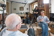 Filmemacher Martin Wabel (rechts) im Gespräch mit Ruedi Lange, welcher Filmmaterial zur Verfügung stellte. (Bild: PD)