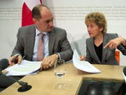 Daniel Roth arbeitete 2013 als Leiter des Rechtsdienstes des Finanzdepartements an der Seite von Bundesrätin Eveline Widmer Schlumpf. (Bild: KEYSTONE/PETER SCHNEIDER)