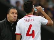 Dank freundlicher Unterstützung des eigenen Goalies zur Trinkpause nach Sonnenuntergang: Tunesiens Yassine Meriah (Bild: KEYSTONE/AP)