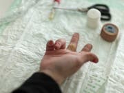 Neue Pflegefinanzierung: Krankenkassen müssen seit Januar 2018 nicht mehr für Pflaster, Verbände, Spritzen, Gehhilfen und weiteres Pflegematerial zahlen. (Bild: Keystone/GAETAN BALLY)