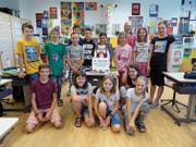 Die Schülerinnen und Schüler mit Klassenroboter Nao im Schulzimmer. (Bild: PD/Gaby Sager)