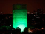 Im Gedenken an die Opfer der Brandkatastrophe im Londoner Grenfell Tower wurde der Wohnturm in der Nacht grün angestrahlt. (Bild: KEYSTONE/AP PA/JONATHAN BRADY)