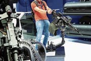 Ein Messebesucher testet ein Maschinengewehr. (Bild: Christopher Morinx (Villepinte, 10. Juni 2018))