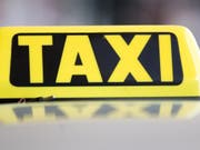 Ein Taxifahrer hat sich in Luzern an mehreren Kundinnen vergangen und muss dafür ins Gefängnis. (Bild: KEYSTONE/APA/APA/GEORG HOCHMUTH)