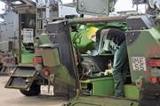 Blick in die Produktion des Kreuzlinger Rüstungskonzerns Mowag. (Bild: Reto Martin (Kreuzlingen, 20. November 2013))
