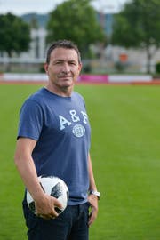 SRF-Sportkommentator und Fussballer Daniel Kern auf dem Sportplatz der Kleinen Allmend in Frauenfeld. (Bild: Donato Caspari)