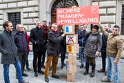 Die SP des Kantons Luzern übergibt die Unterschriften für ihre Prämienverbilligungs-Initiative vor dem Regierungsgebäude an die Abteilung für Gemeinden. (Bild: Manuela Jans Koch, Luzern, 2. Februar 2018)