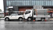 Weil der Sicherheitsabstand fehlte, prallte der Lieferwagen in das anhaltende Auto. (Bild Landespolizei)