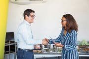 Soraya Amar, medizinische Direktorin Blutspende Schweiz, gratuliert Blutstammzellenspender Christian Rymann. Bild: Manuela Jans-Koch (Luzern, 14. Juni 2018)