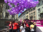Frauen fordern Lohngleichheit und lassen lila Ballone in den St. Galler Himmel steigen. (Bild: Keystone-SDA: Nathalie Grand)