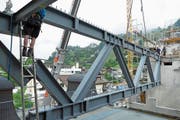 Fünf solcher Fachwerkträger aus Stahl, je 17 Tonnen schwer, verbinden die beiden Bauten. (Bild: PD)
