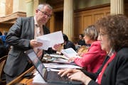 Thomas Ammann, links, wird von einem Beschwerdeführer wegen einer "verspäteten" Unterschrift nach seinem Rücktritt als Gemeindepräsident von Rüthi beklagt.
