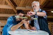 Otto Weiss alias Wilhelm Tell (rechts) zeigt Journalist Niels Jost, wie eine Armbrust funktioniert. (Bild: Philipp Schmidli, Küssnacht, 13. Juni 2018)