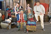 Musik und Lieder verleihen dem Klassiker im Schwander Alptheater neuen Zauber und Glanz. (Bilder: Romano Cuonz (Stalden, 13. Juni 2018))