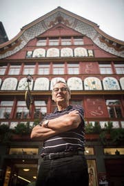 Kurator Roland Inauen vor der berühmten Hugentobler-Fassade der Drogerie Löwen in Appenzell. (Bild: Benjamin Manser)