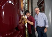 Die Galliker Transport AG beschäftigt elf Flüchtlinge. Im Bild: Abbas Nazari und HR-Leiter Pirmin Trachsel. (Bild: Corinne Glanzmann, Altishofen, 14. Juni 2018)