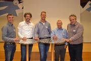 Martin Antemann, Geschäftsführer «Säntis Innovations-Cluster Holz»; Stefan Zöllig, Timbatec AG; Stefan Müller, Präsident; Hermann Blumer, Création Holz AG, sowie Enrico Uffer, Savognin (von links). (Bilder: Adi Lippuner)