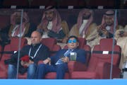 Diego Maradona (rechts im Vordergrund) beim Match Russland - Saudi-Arabien. (Bild: Keystone)