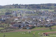 Das Baarer Zentrum, von der Ägeristrasse gesehen. Die Gemeinde kann in den kommenden Jahren hohe Investitionen tätigen. Bild: PD (30. April 2018)