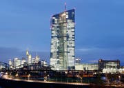 Hauptsitz der Europäischen Zentralbank in Frankfurt. (Michael Probst/AP; 17. November 2014)