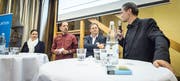 Podium über die Lage der TZ mit Regierungsrätin Carmen Haag, Moderator und TZ-Redaktor Mario Testa, TZ-Chefredaktor David Angst und Beat Guhl, CEO der Sky-Frame AG.