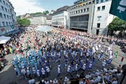 Der Kinderfest-Umzug vor drei Jahren auf dem Bohl vor dem Coop-City. Das Geschäft wird dieses Jahr am Kinderfest ab 13 Uhr offen haben - eine Premiere. (Bild: Donato Caspari (12. Juni 2015))
