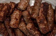 Klassiker: die Cevapcici.
