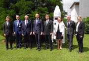Empfang des schwedischen Botschafters Magnus Hartog-Holm: (von links) Pirmin Berger, Ruag Aviation; Regierungspräsident Guido Graf; Heinz Scholl, Ruag Aviation; Botschafter Magnus Hartog-Holm; Martin Büsser, Ruag Aviation; Brigitta Arve, Honorarkonsulin; Markus Mayer, Werkführer Ruag Aviation; Jeannette Riedweg, persönliche Mitarbeiterin des Regierungspräsidenten. (Bild: PD)