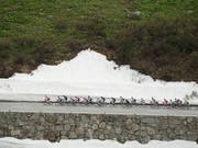 Das Feld an der Tour de Suisse 2016 auf dem Weg hinauf zum Furkapass (Bild: KEYSTONE/GIAN EHRENZELLER)