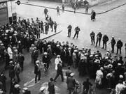 Die Genfer Unruhen: Bei der Protestkundgebung gegen den Faschismus in Genf am 9. November 1932 schossen Armeemitglieder auf Demonstranten und Passanten. Es gab 13 Tote und 65 Verletzte. (Bild: Keystone/STR)