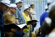 Der Chor Lusingando probt im Singsaal des Schulhauses Röhrliberg in Cham bereits die «Crime Time». Bild: Stefan Kaiser (13. Juni 2018)