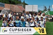 Ausgelassen feiern die Fussballerinnen des FC Appenzell ihren Sieg im regionalen Cup. Das Team steigt zudem in die 1. Liga auf. (Bild: MC)