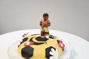 Die «Schweizertorte» streckt munter die Zunge raus, während der Stürmer aus Schokolade recht fokussiert scheint. (Bild: Timon Kobelt)