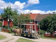 Im mittleren dieser drei Häuser in Vimmerby wuchs Astrid Lindgrens Vater auf. Das Häuschen bildete die Kulisse zu Lindgrens Kinderbuch «Wir Kinder aus Bullerbü» und von der gleichnamigen Verfilmung durch Lasse Hallström. Nun steht es für knapp 100'000 Franken zum Verkauf. (Pressebild Gde Vimmerby) (Bild: Pressebild Gde Vimmerby)