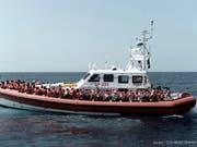 Die Menschen auf dem Rettungsschiff «Aquarius» haben auf der Überfahrt ins spanische Valencia mit bis zu vier Meter hohen Wellen zu kämpfen. (Bild: KEYSTONE/AP SOS Mediterranee/KENNY KARPOV)