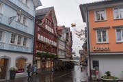 Auch bei Regenwetter leuchten die bunten Fassaden in der Appenzeller Hauptgasse. (Bild: Benjamin Manser)