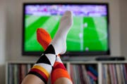 Hoch die Füsse: Wenn Fussball-WM ist, ist die eine Hälfte der Bevölkerung hin und weg - die andere Hälfte schaut gelangweilt weg. (Keystone)