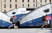 Züge der SNCF und Passagiere am Bahnhof St-Charles in Marseille. (Bild: Claude Paris/AP (16. Juni 2014))