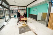 Amriswil TG - In der ehemaligen Esco-Lounge in Amriswil entsteht neu das neue Bistro des Rössli-Becks. Geschäftsführer Edgar Ehrbar und Amriville-Besitzer Hermann Hess besprechen letzte Details.(Bild: Reto Martin)