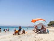 Ab an den Strand nach Griechenland: Bei den Schweizern sind Badeferien im östlichen Mittelmeer in diesem Jahr sehr beliebt. Im Bild hier ein Strand der Kykladen-Insel, Naxos. (Bild: KEYSTONE/ALESSANDRO DELLA VALLE)