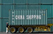 Arbeiter entladen einen Container aus dem Reich der Mitte. (Bild: Frank Robichon/EPA; Tokio, 18. Februar 2016)