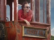 Regisseur Tim Burton in der Kulisse seiner «Dumbo»-Realverfilmung. Der erste Trailer ist soeben erschienen, Kinostart ist nächsten Frühling. (Pressebild) (Bild: Pressebild)