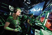 Besucher der E3-Messe spielen das Xbox-One-Spiel «Ori And The Will Of The Wisps». (Bild: Bilder: Casey Rodgers/AP (Los Angeles, 10. Juni 2018), PD)