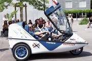 Den Hünenberger Schülern wurden unterschiedliche Elektromobile präsentiert. (Bild: Werner Schelbert (15. Juni 2018))