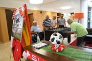 Bewohner Toni Löhrer, Anton Suter und Harald Jones kämpfen zusammen mit Heimleiter Doinique Nobel und Aktivierungstherapeutin Christine Dolder am Töggeli-Kasten. (Bild: Rita Kohn)