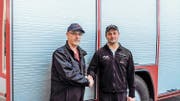 Die Feuerwehrkommandanten Roland Stäheli (Eschlikon) und Roger Beerli (Bichelsee-Balterswil) besiegeln ihre Zusammenarbeit. (Bild: PD)