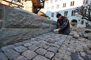 Ein Mitarbeiter des Unternehmens Eberle schleift den früheren Laden. Bild: Max Eichenberger